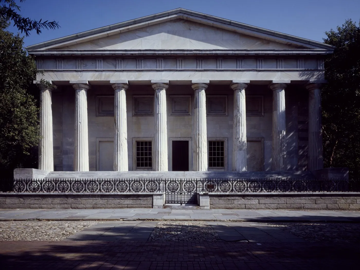 No copyright restriction The Second Bank of the United States in Philadelphia, with Doric columns behind an iron fence.